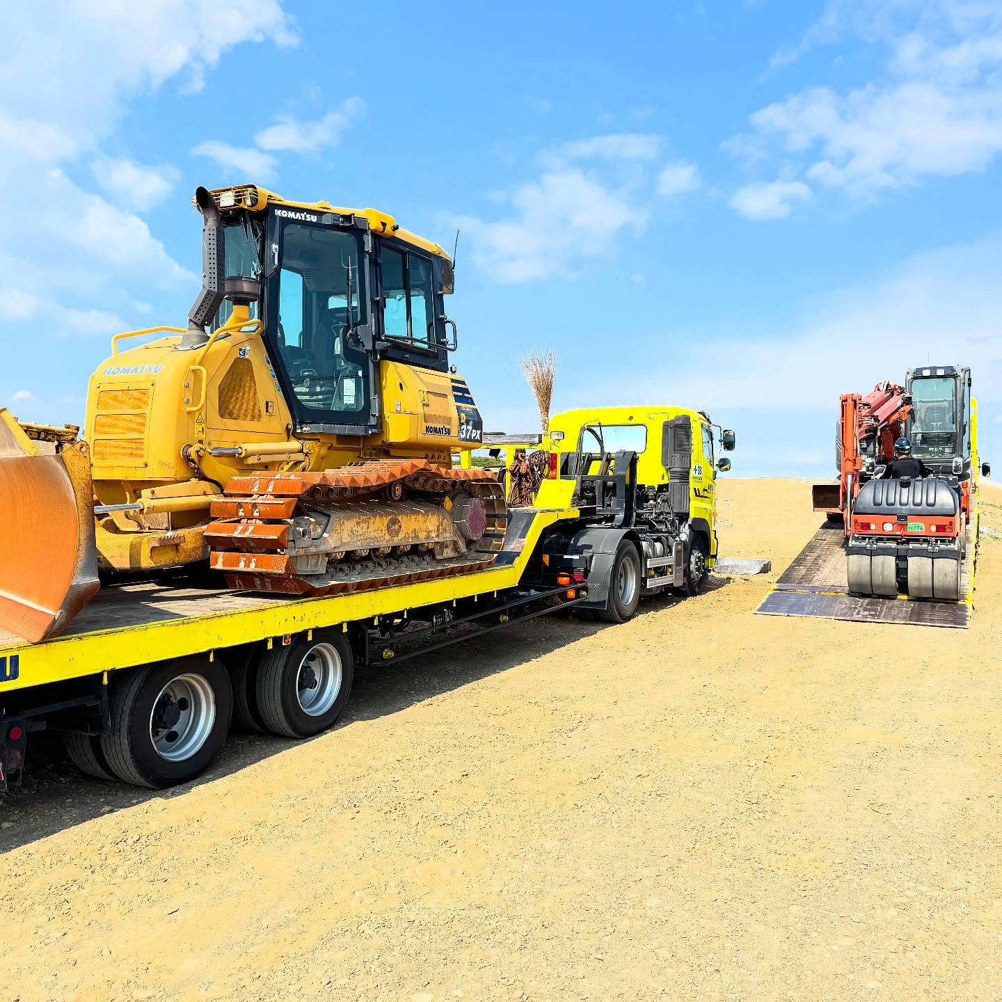 一緒に働く仲間募集中

‍♂▷︎ict建機オペレータ＋重機オペレータ5名

🚛▷︎大型ダンプドライバー　2名

🦺▷︎現場監督　　2名

🛠▷︎土木作業員　　2名

▷︎営業　　　　　1名

▷︎好業績＋高待遇︎

🤝▷︎下請業者様or協力業者様募集中︎

好業績により随時求人募集中‍♂

《募集要項》
採用形態  正社員
社会保健完備
賞与〈3回〉うち決算賞与1回
勤務地　　静岡県西部
勤務時間　8:00〜17:00
休日休暇  隔週第2第4土曜日　日曜日
　　GW 夏季休暇　年末年始　有給休暇
福利厚生　
資格所得補助有り
︎若手活躍しています
︎女性も活躍しています

　　第一建設は未来現場で盛々働いています
　　静岡県内でICT建機を保有しており
　　正確で早い工事が自慢です。

　　詳しくはこちら
　　@daiichi64

　　有限会社 第一建設
　　静岡県磐田市緑ヶ丘1番9号
　　0538-33-8015

　　地域を守り地図に載る大きな仕事に
興味がある方はDMにてメッセージください
　　︎一緒に未来現場で働く仲間募集中︎

未経験者の方でも興味頂けましたら気軽にご連絡コメントお待ちしております
DM・LINE・TELでもご連絡いただけます
⛑詳細はHPへ⛑
https://recruit.daiichikensetsu.jp/

みなさまのおかげさまでかなりの受注が出来ています
　　暑いですけど安全に頑張って夏を乗り切りましょう🏝