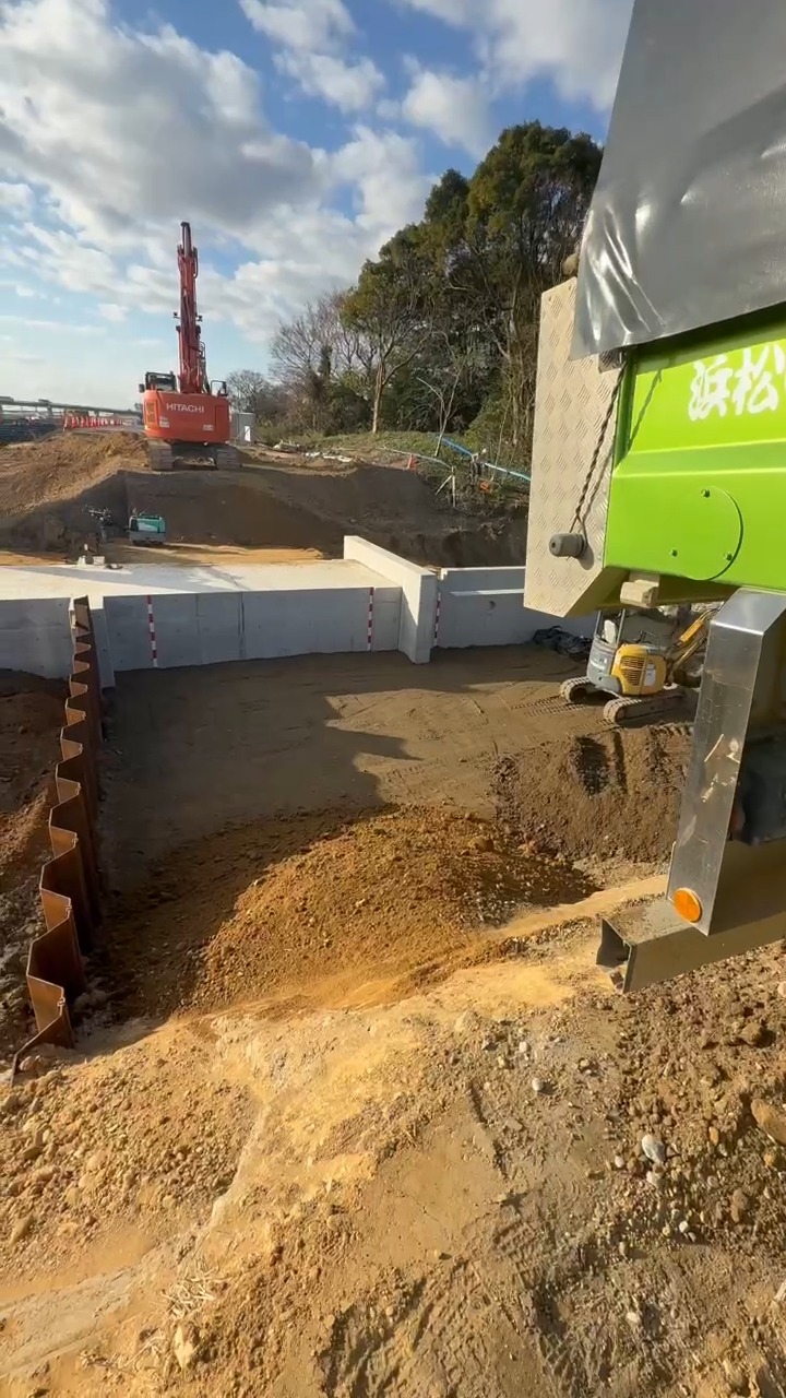 ドンドン埋める、ピタッと決める。

菊川高潮堤防。
樋門まわりを一気に埋め戻し。

ダンプ投入から仕上がりまで、
ムダなし・迷いなし。

見えない所ほど丁寧に。
後戻りできない所ほど慎重に。

安全確認ヨシ。
段取りヨシ。

これが第一建設の当たり前。⛑️