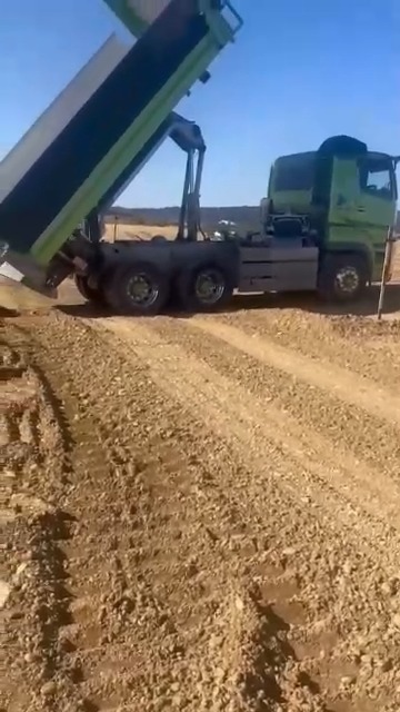 ドンドン巻いて丁寧に敷く！
浜川新田、精度で勝つ.
.
快晴の中、巻出しも敷均しもリズム良し。
丁寧さとスピード、
どっちも落とさないのが第一建設の未来現場️
.
防潮堤は“積み重ねの精度”が命。
.
今日も安全第一で、
地盤からしっかり仕上げていきます🚜
.