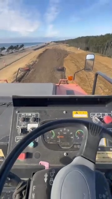 くるくる転圧！鮫島ラインを美しく仕上げる.
.
海風を受けながら
巻出し→敷均し→転圧まで
リズムよく進む鮫島防潮堤
.
空も路盤も“まっすぐ”で気持ちいい。
精度と安全を積み重ねてこそ
強い防潮堤が出来上がる
.
今日も未来現場をひとつ前へ。
丁寧に、しっかり押して締めていきます🚜
.