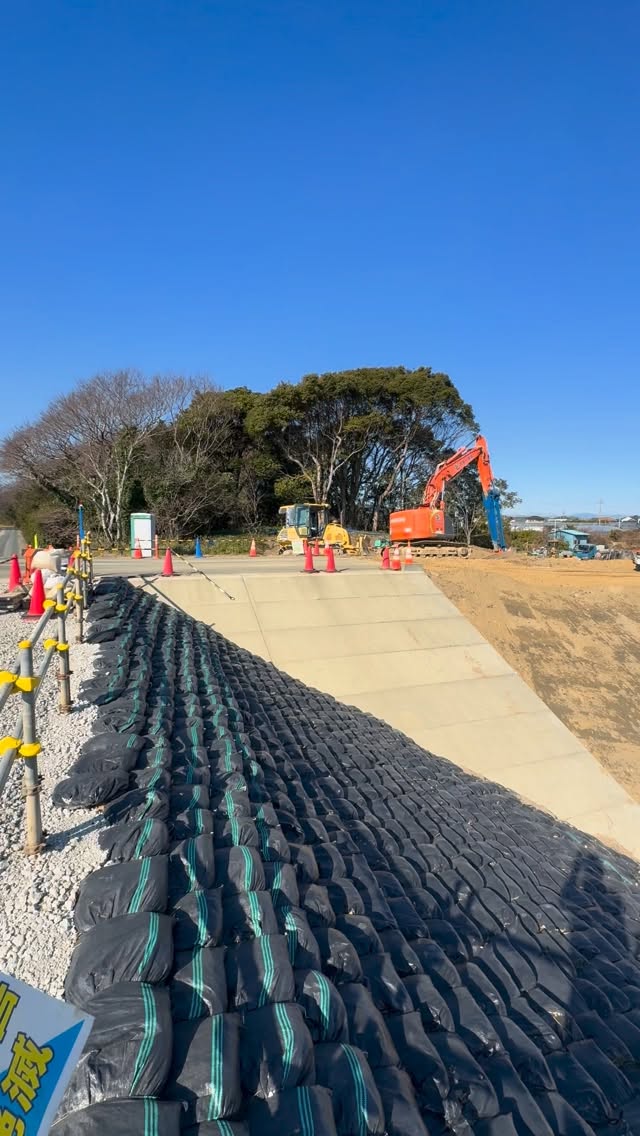 菊川高潮堤防〜国土交通省

⛑有限会社 第一建設⛑
法面整形‍♂️
#未来現場　 #ict施工　 #第一建設　静岡県　高度技術提供
コマツ　コマツ建機
komatsu drone machinecontrol 3Ddata 設計データ
trackingmanagementsystem
intelligentmachinecontrol
pc200i
D65PXi
過積載防止
ict施工を積極的に推進
作業効率と生産性向上
常に挑戦
ブレずに真っ直ぐ一直線
国土強靭化
ペイロード
負けない気持ち
イケイケドンドン
まだまだいきます
日本の土木をカッコ良く
みなさん協力ありがとうございます